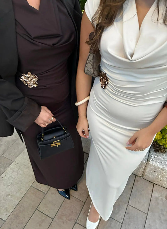Robe longue élégante drapée avec broche dorée Maison Paris